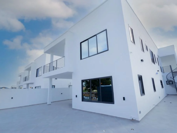 4 Bedroom House with a Swimming Pool For Sale