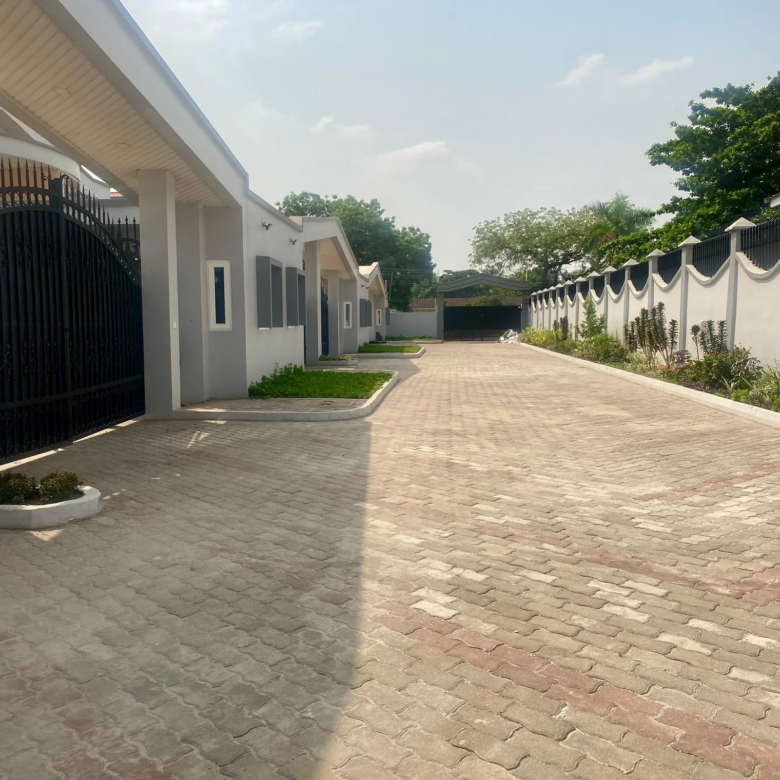 3 Bedroom Townhouses to let, Airport Residential Area