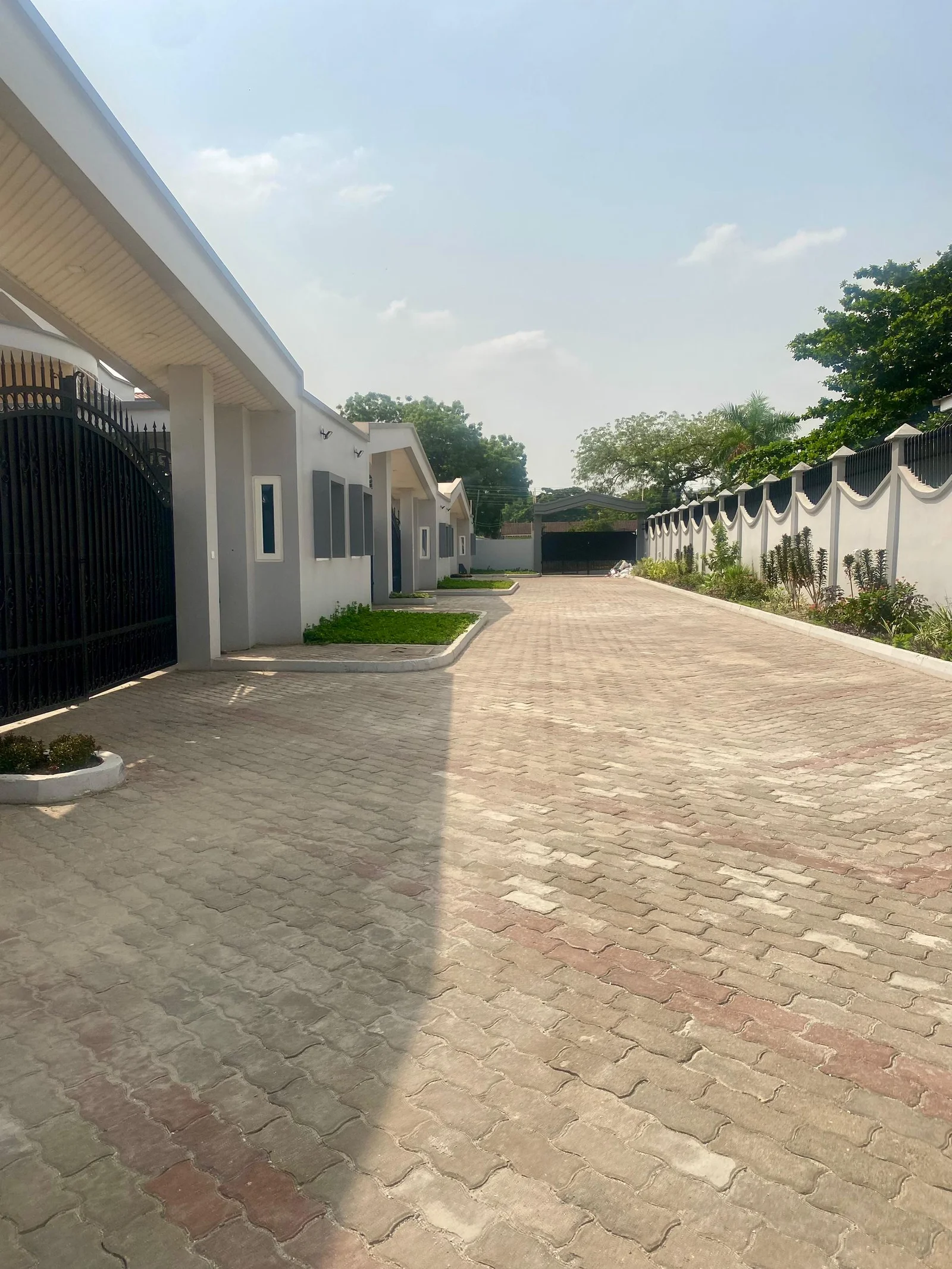 3 Bedroom Townhouses to let, Airport Residential Area