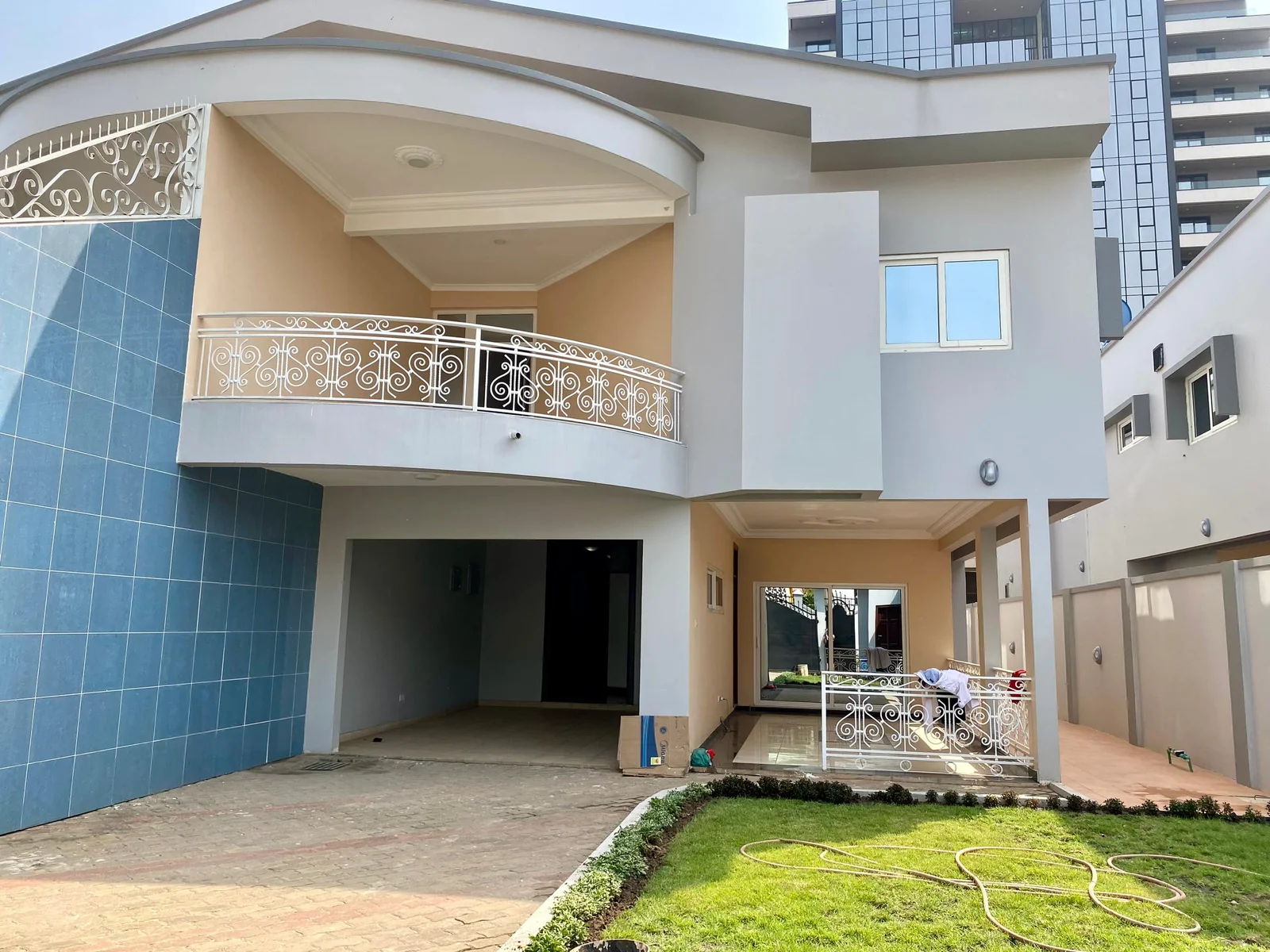 3 Bedroom Townhouses to let, Airport Residential Area
