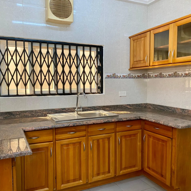 3 Bedroom Townhouses to let, Airport Residential Area