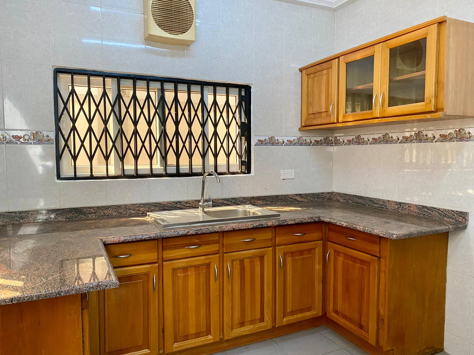 3 Bedroom Townhouses to let, Airport Residential Area