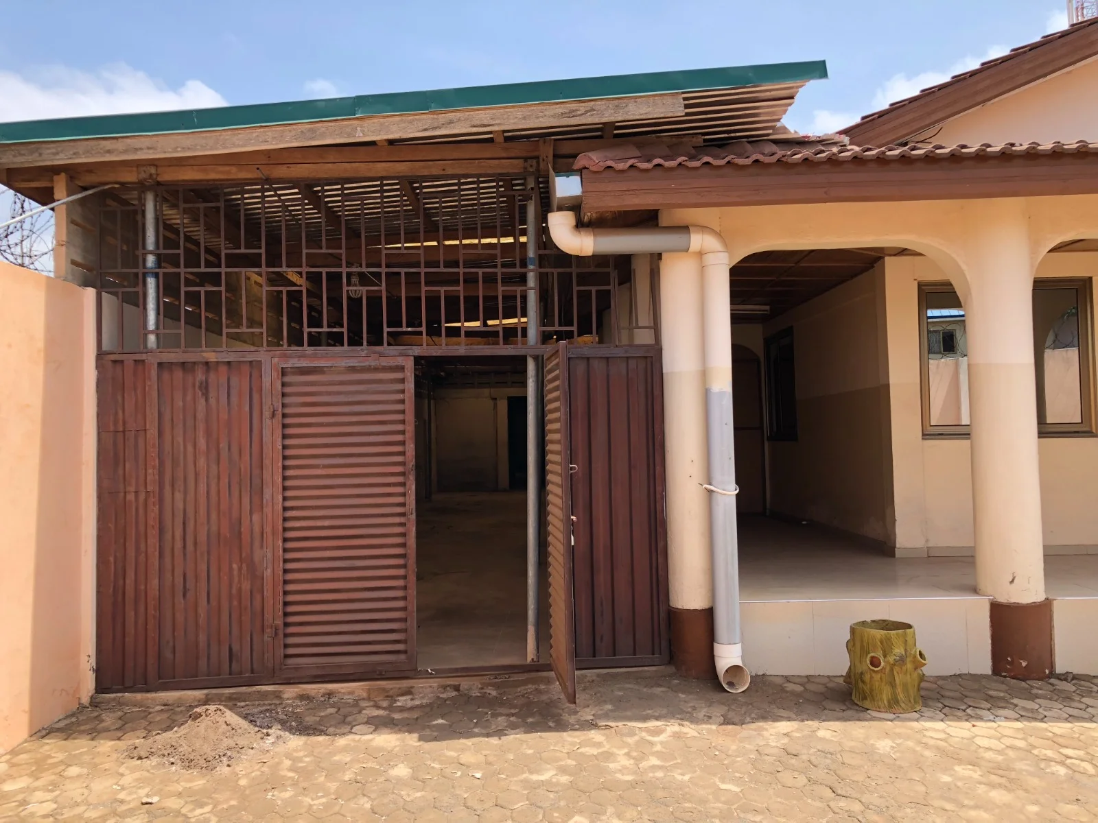 Commercial Property for sale – Baatsona