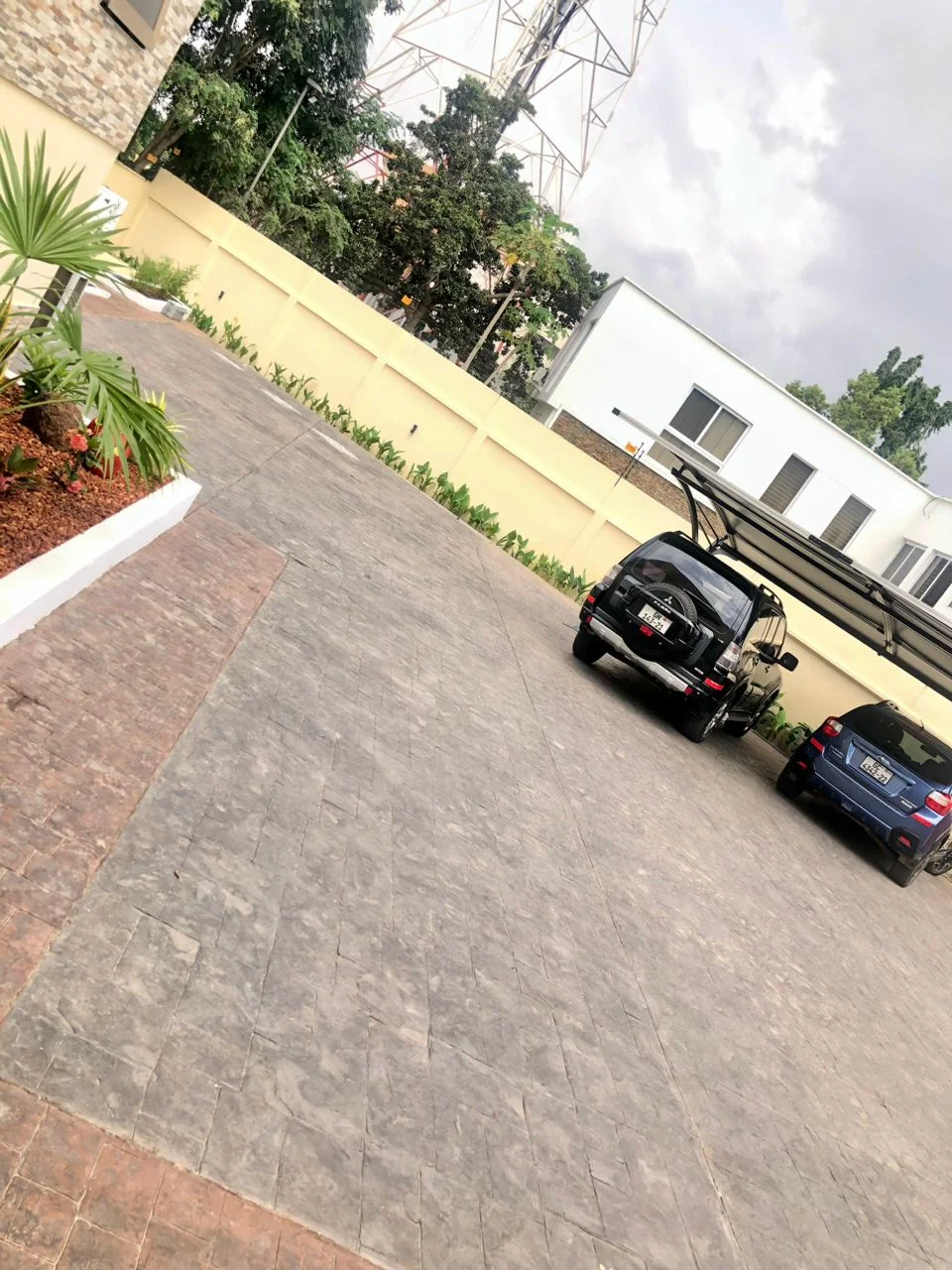 4 Bedroom house with 2 bedroom outhouse, North Ridge