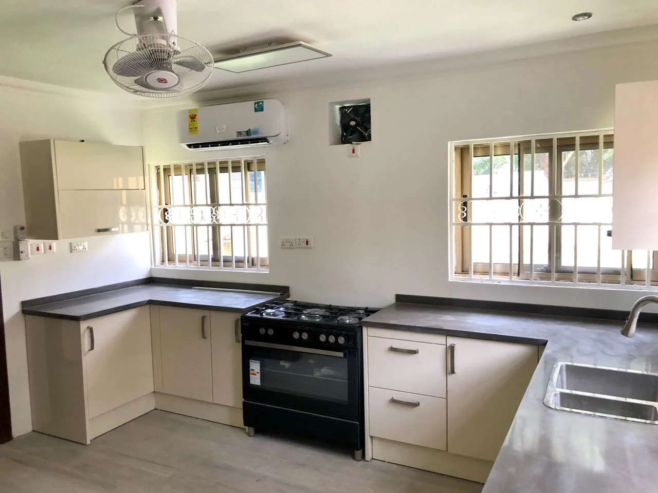 4 Bedroom house with 2 bedroom outhouse, North Ridge